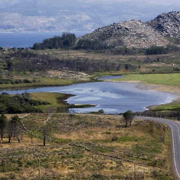monte y lago de Louro